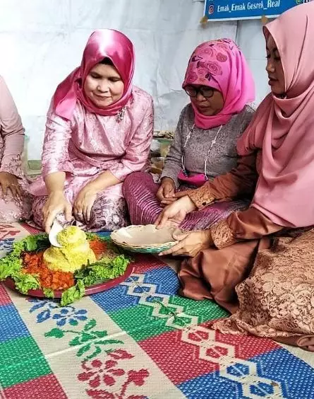 emak-emak nobar lamaran © Instagram/@emak_emakgesrek_real dan TikTok/@shantiazza emak-emak nobar lamaran © Instagram/@emak_emakgesrek_real dan TikTok/@shantiazza