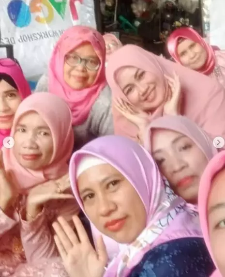 emak-emak nobar lamaran © Instagram/@emak_emakgesrek_real dan TikTok/@shantiazza emak-emak nobar lamaran © Instagram/@emak_emakgesrek_real dan TikTok/@shantiazza
