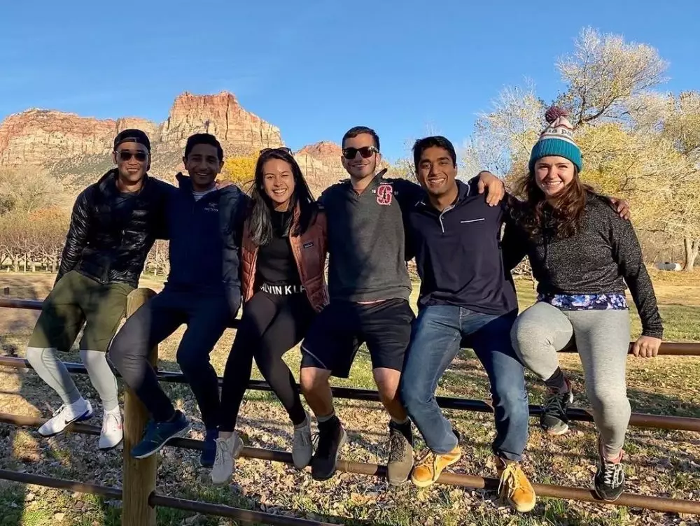 Maudy Ayunda dan teman di Amerika © Instagram