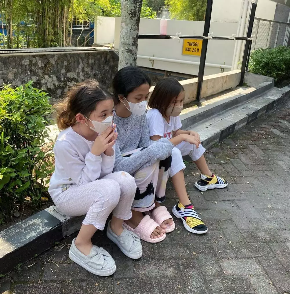 Potret Zaskia Adya Mecca rawat anak terpapar Covid-19 © Instagram