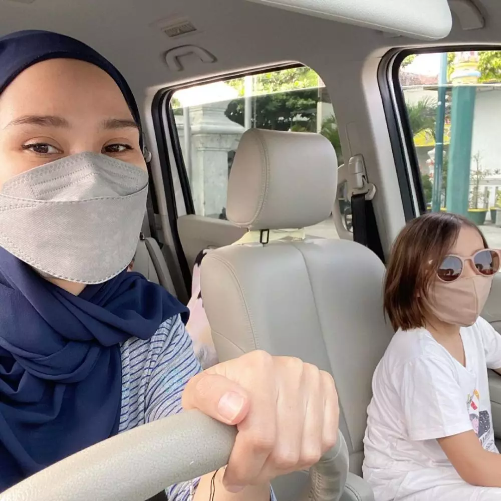 Potret Zaskia Adya Mecca rawat anak terpapar Covid-19 © Instagram