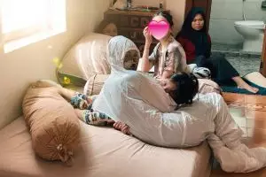 8 Momen Zaskia Adya Mecca rawat anak terpapar Covid-19, rela pakai APD