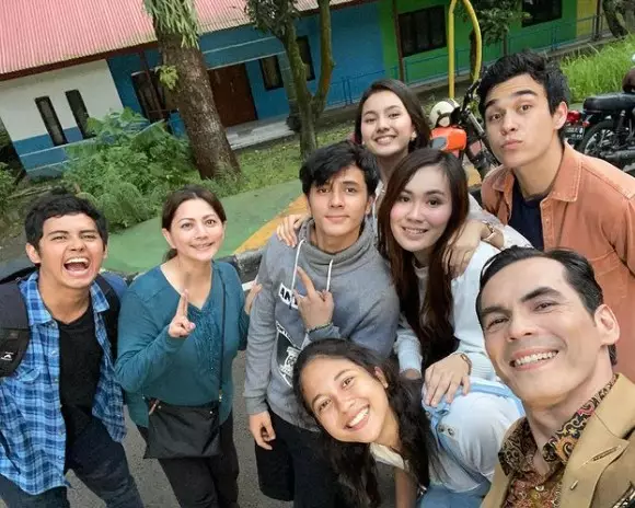 Momen kompak pemain sinetron Keajaiban Cinta di luar syuting © berbagai sumber Momen kompak pemain sinetron Keajaiban Cinta di luar syuting © berbagai sumber