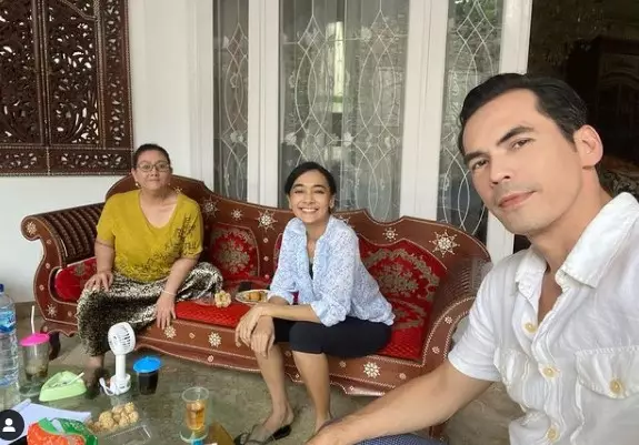 Momen kompak pemain sinetron Keajaiban Cinta di luar syuting © berbagai sumber Momen kompak pemain sinetron Keajaiban Cinta di luar syuting © berbagai sumber