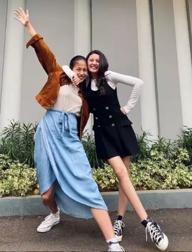 Momen kompak pemain sinetron Keajaiban Cinta di luar syuting © berbagai sumber Momen kompak pemain sinetron Keajaiban Cinta di luar syuting © berbagai sumber