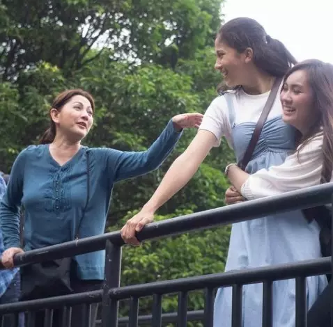 Momen kompak pemain sinetron Keajaiban Cinta di luar syuting © berbagai sumber Momen kompak pemain sinetron Keajaiban Cinta di luar syuting © berbagai sumber