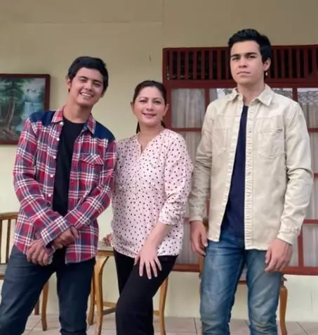 Momen kompak pemain sinetron Keajaiban Cinta di luar syuting © berbagai sumber Momen kompak pemain sinetron Keajaiban Cinta di luar syuting © berbagai sumber