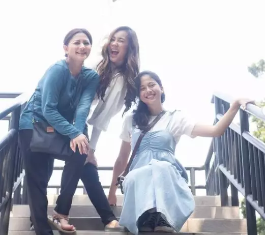 Momen kompak pemain sinetron Keajaiban Cinta di luar syuting © berbagai sumber Momen kompak pemain sinetron Keajaiban Cinta di luar syuting © berbagai sumber