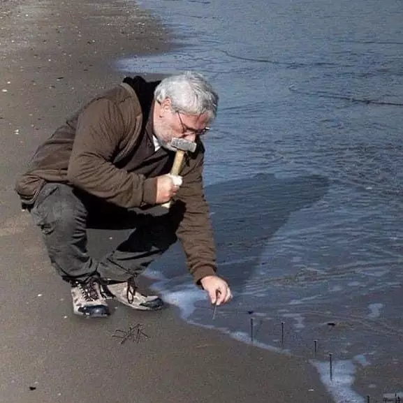 orang benerin barang sia-sia © 2021 instagram.com