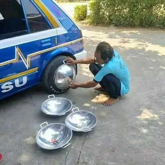 orang benerin barang sia-sia © 2021 instagram.com