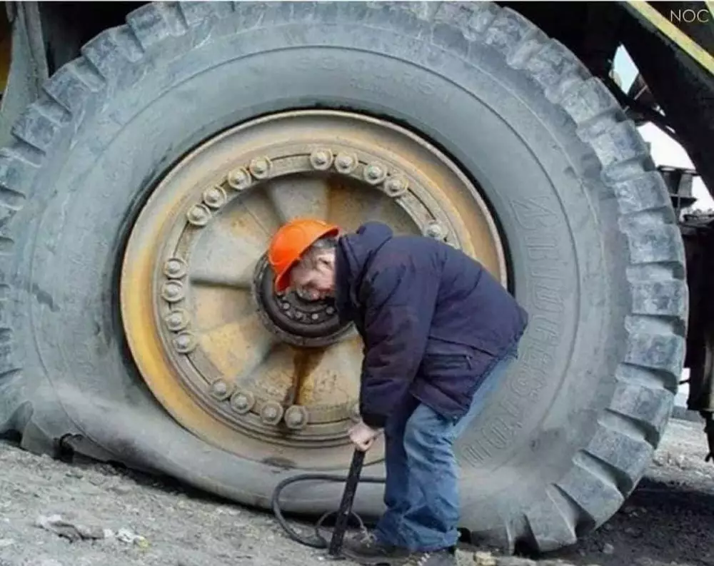 orang benerin barang sia-sia © 2021 instagram.com