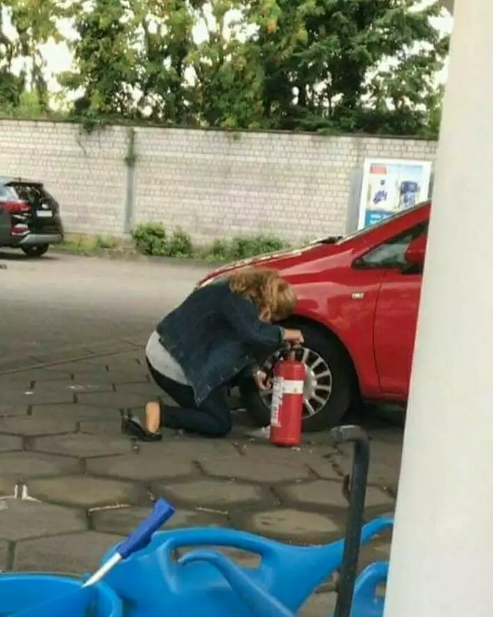 orang benerin barang sia-sia © 2021 instagram.com