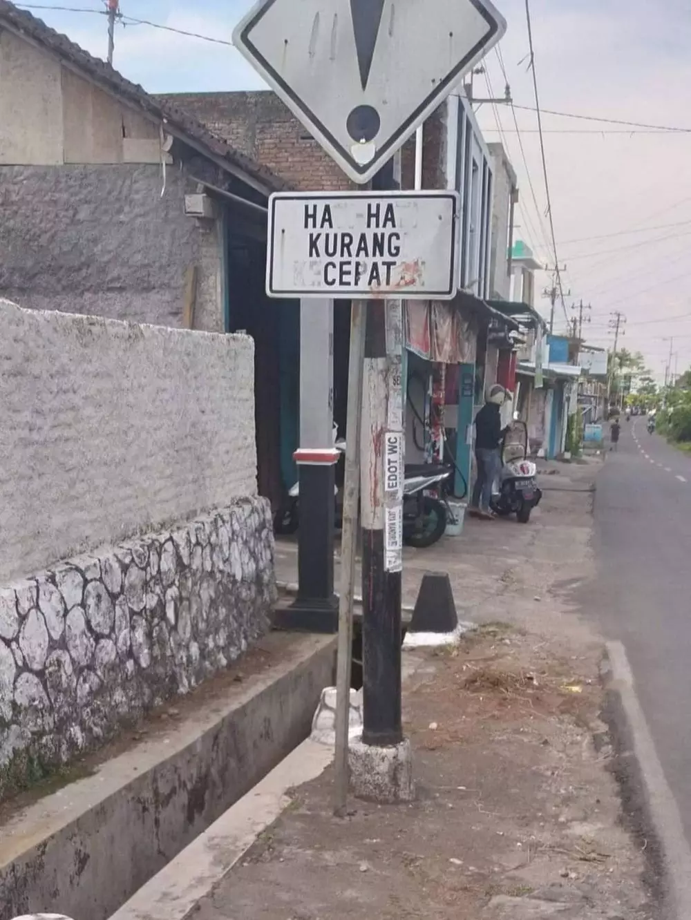 tanda peringatan di tempat umum © 2021 berbagai sumber