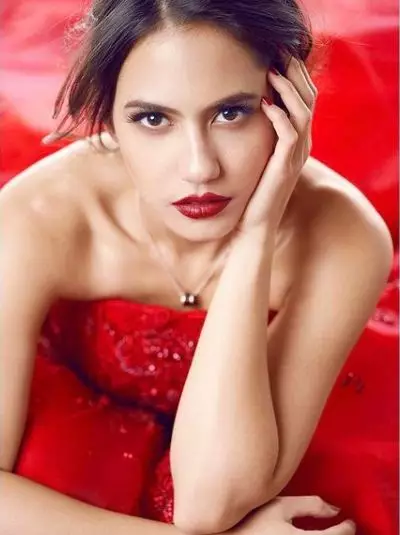 Pevita Pearce dengan make up © Instagram/@pevpearce