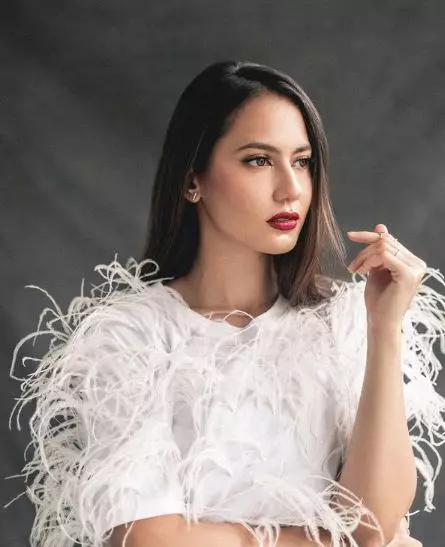 Pevita Pearce dengan make up © Instagram/@pevpearce