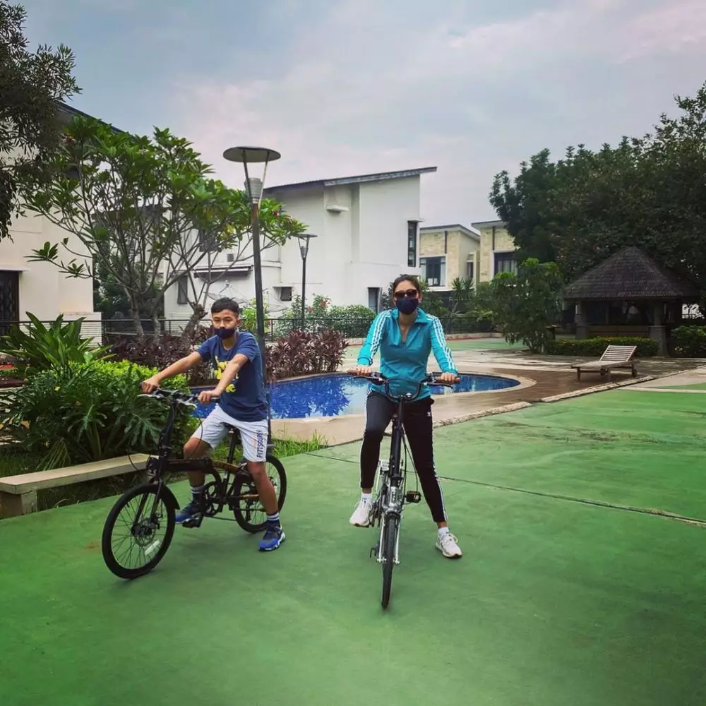 kolam renang presenter cantik © Instagram