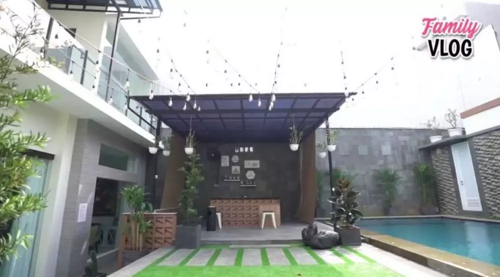 kolam renang presenter cantik © YouTube