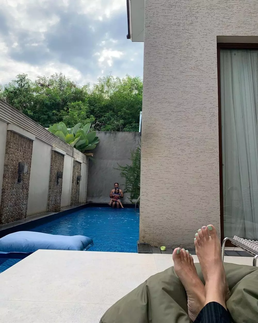 kolam renang presenter cantik © Instagram