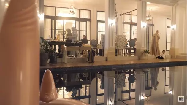 kolam renang presenter cantik © YouTube