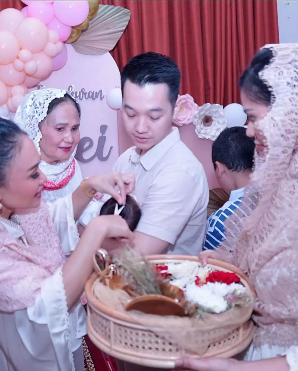 Yuni dan KD akikah Baby Kirei © Instagram Yuni dan KD akikah Baby Kirei © Instagram