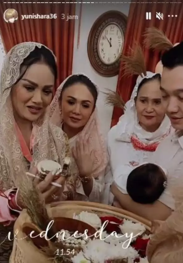 Yuni dan KD akikah Baby Kirei © Instagram Yuni dan KD akikah Baby Kirei © Instagram