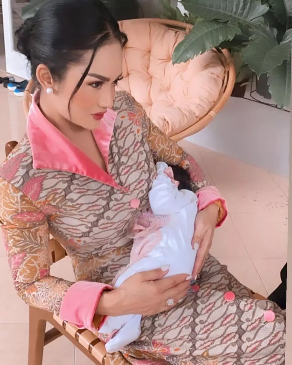 Yuni dan KD akikah Baby Kirei © Instagram Yuni dan KD akikah Baby Kirei © Instagram