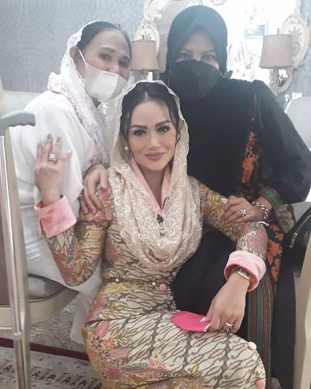 Yuni dan KD akikah Baby Kirei © Instagram Yuni dan KD akikah Baby Kirei © Instagram