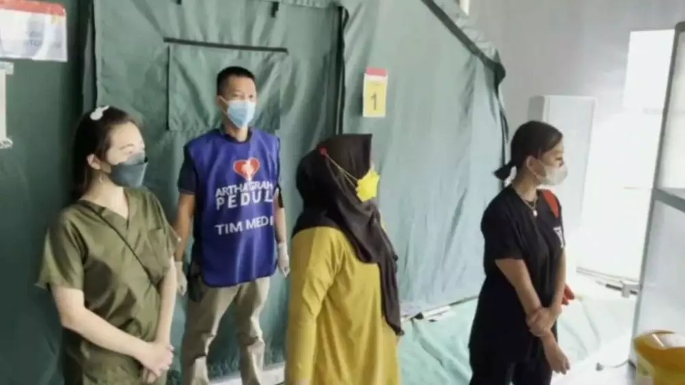 Agnez Mo buka klinik vaksin © 2021 brilio.net Agnez Mo buka klinik vaksin © 2021 brilio.net