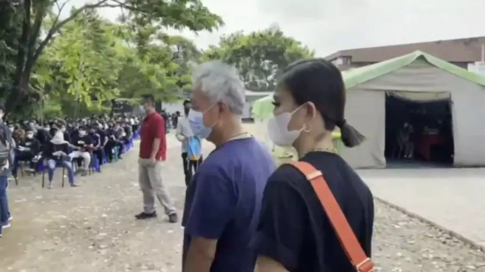 Agnez Mo buka klinik vaksin © 2021 brilio.net Agnez Mo buka klinik vaksin © 2021 brilio.net