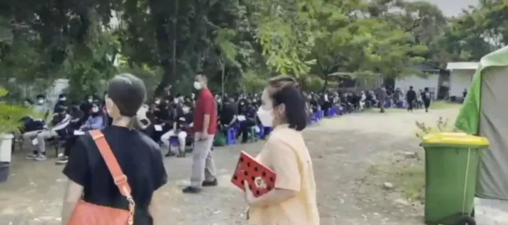 Agnez Mo buka klinik vaksin © 2021 brilio.net Agnez Mo buka klinik vaksin © 2021 brilio.net