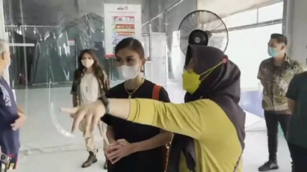 Agnez Mo buka klinik vaksin © 2021 brilio.net Agnez Mo buka klinik vaksin © 2021 brilio.net