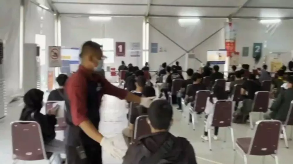 Agnez Mo buka klinik vaksin © 2021 brilio.net Agnez Mo buka klinik vaksin © 2021 brilio.net