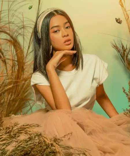 Gaya pemotretan pemeran Ria 'Dari Jendela SMP' © Instagram/@aqeelacalista Gaya pemotretan pemeran Ria 'Dari Jendela SMP' © Instagram/@aqeelacalista