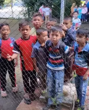 Momen Cinta Laura kunjugi sekolah yayasannya © Instagram/@claurakiehl Momen Cinta Laura kunjugi sekolah yayasannya © Instagram/@claurakiehl