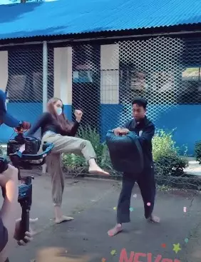 Momen Cinta Laura kunjugi sekolah yayasannya © Instagram/@claurakiehl Momen Cinta Laura kunjugi sekolah yayasannya © Instagram/@claurakiehl