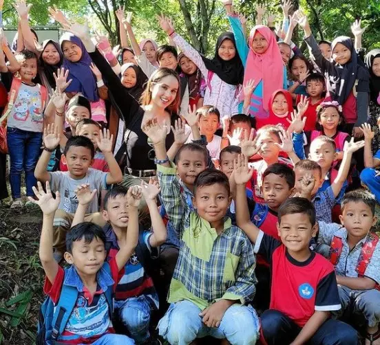 Momen Cinta Laura kunjugi sekolah yayasannya © Instagram/@claurakiehl Momen Cinta Laura kunjugi sekolah yayasannya © Instagram/@claurakiehl