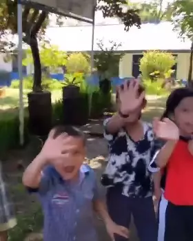 Momen Cinta Laura kunjugi sekolah yayasannya © Instagram/@claurakiehl Momen Cinta Laura kunjugi sekolah yayasannya © Instagram/@claurakiehl