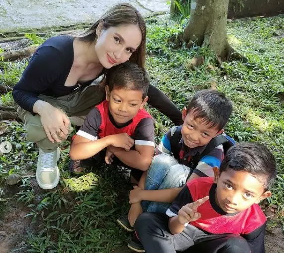 Momen Cinta Laura kunjugi sekolah yayasannya berbagai sumber Momen Cinta Laura kunjugi sekolah yayasannya berbagai sumber