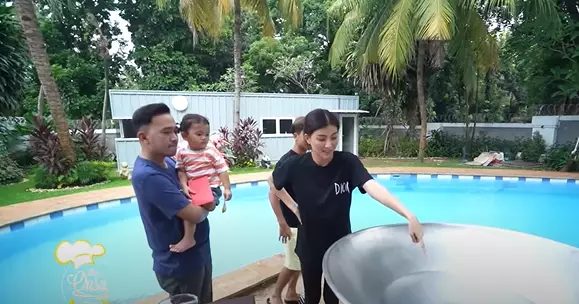 Momen Sarwendah masak besar © 2021 brilio.net Momen Sarwendah masak besar © 2021 brilio.net