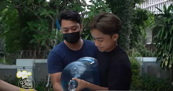 Momen Sarwendah masak besar © 2021 brilio.net Momen Sarwendah masak besar © 2021 brilio.net