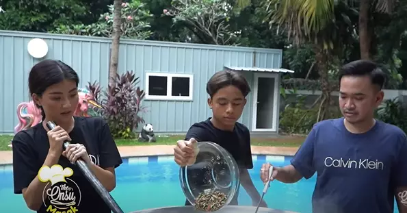 Momen Sarwendah masak besar © 2021 brilio.net Momen Sarwendah masak besar © 2021 brilio.net