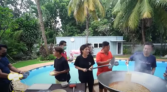 Momen Sarwendah masak besar © 2021 brilio.net Momen Sarwendah masak besar © 2021 brilio.net