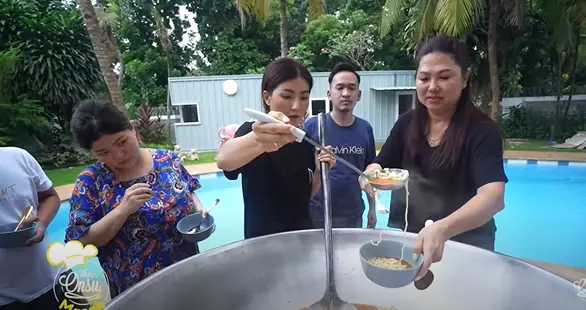 Momen Sarwendah masak besar © 2021 brilio.net Momen Sarwendah masak besar © 2021 brilio.net