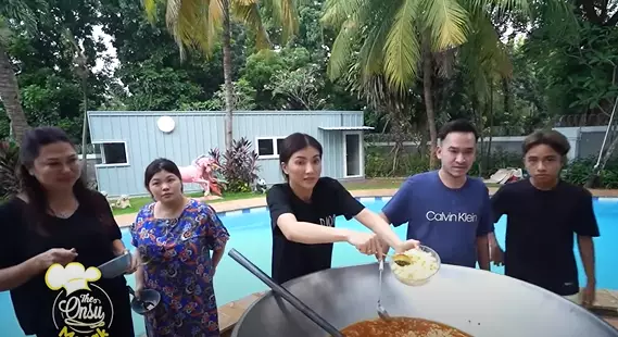 Momen Sarwendah masak besar © 2021 brilio.net Momen Sarwendah masak besar © 2021 brilio.net