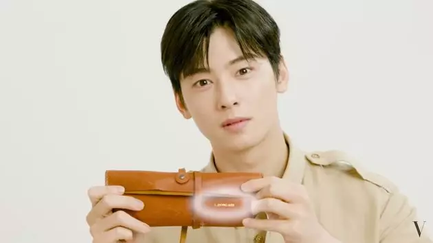 Potret isi tas Cha Eun-woo YouTube/VOGUE KOREA