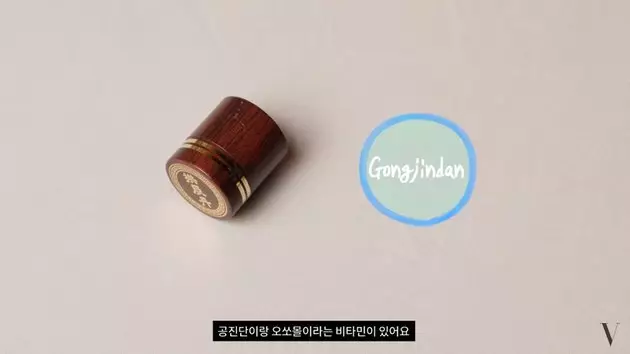 Potret isi tas Cha Eun-woo YouTube/VOGUE KOREA