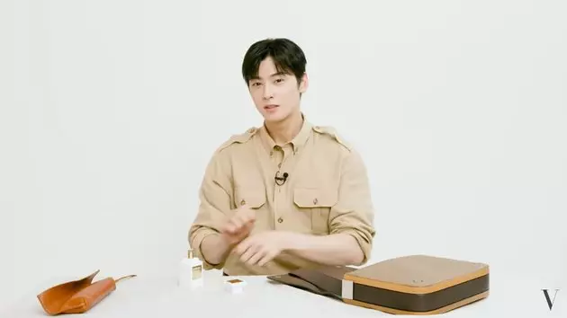 Potret isi tas Cha Eun-woo YouTube/VOGUE KOREA