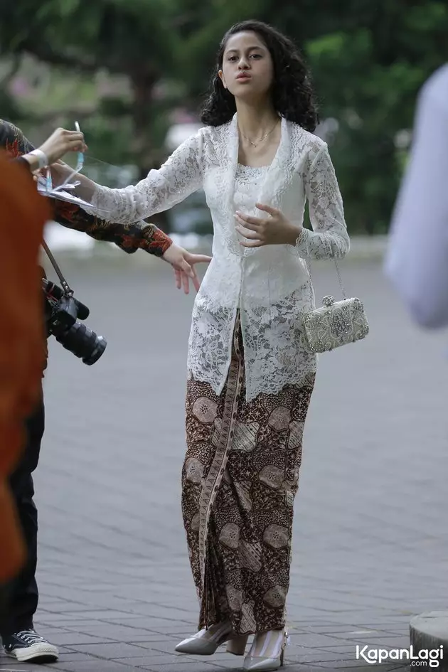 aisa maisa hadir di lamaran lesty kejora Berbagai sumber aisa maisa hadir di lamaran lesty kejora Berbagai sumber