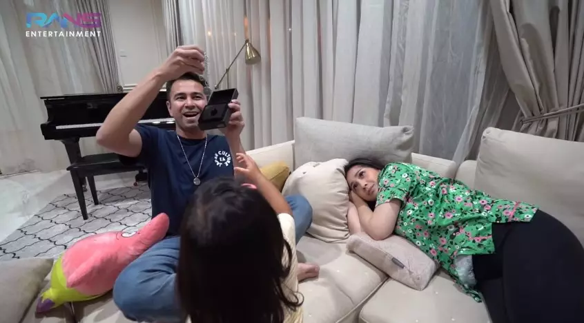 Momen Raffi Nagita bagi-bagi kalung kesehatan Youtube/Rans Entertainment