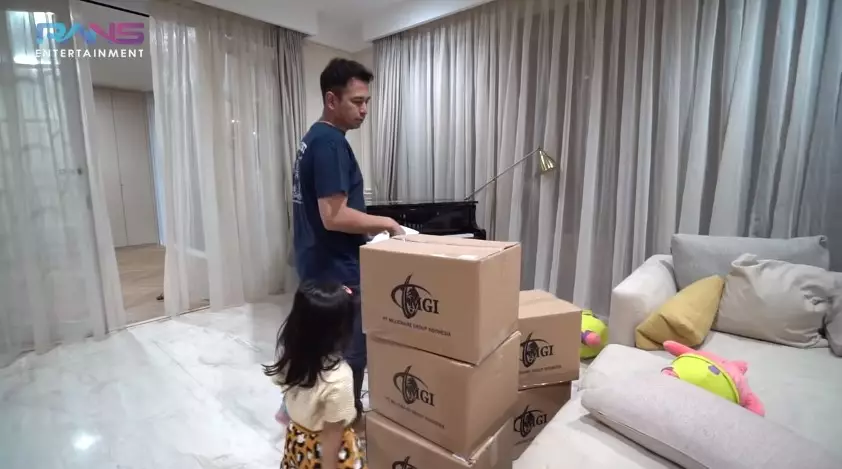 Momen Raffi Nagita bagi-bagi kalung kesehatan Youtube/Rans Entertainment